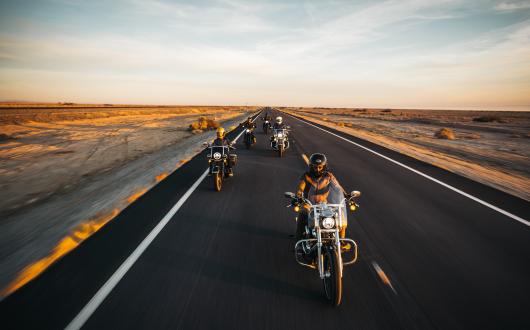 motociclisti lungo un'highway americana al tramonto