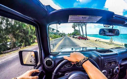 guidando una  jeep  sulle strade hawaiane (hawaii, stati uniti)