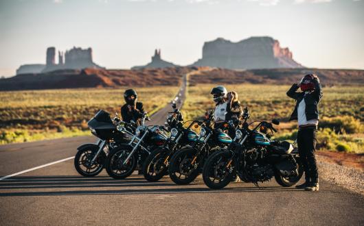 moto parcheggiate in mezzo alla strada verso la monument valley