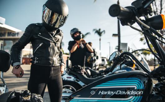 un motociclista e la sua harley davidson