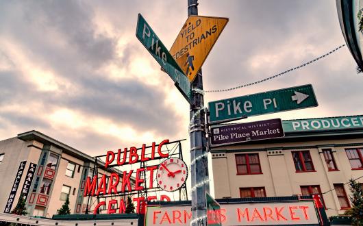 segnaletica stradale nel centro del pike place market a seattle  (washington, stati uniti)