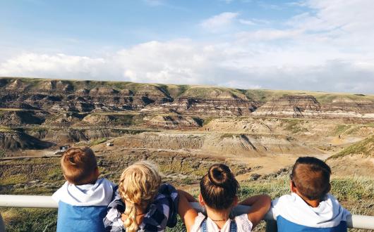 bambini che guardano il paesaggio (south dakota, stati uniti)