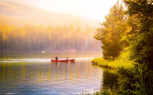 due persone in canoa nel lago in montana  (montana, stati uniti)