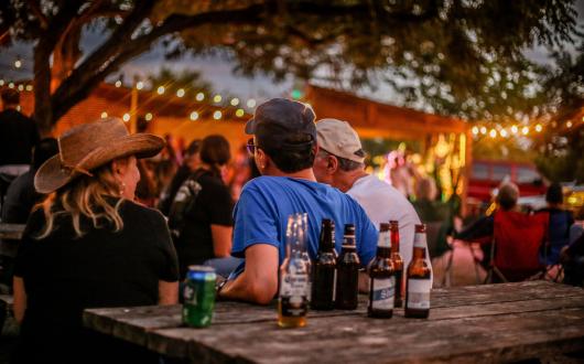 ragazzi serata country atmosfera con luci decorative (texas, stati uniti)