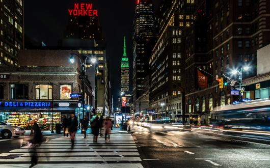 skyline di new york con vista sull'empire state building illuminato di verde di sera (new york, stati uniti)