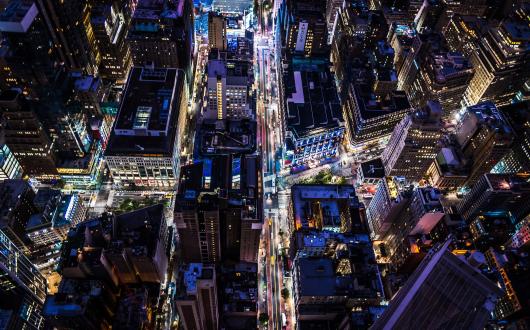 new york di notte dall'alto grattacieli e strade illuminate (new york, stati uniti)
