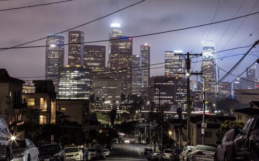 grattacieli di los angeles illuminati di sera (california, stati uniti)