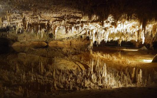 lago sotterraneo alle luray caverns (virginia, stati uniti)