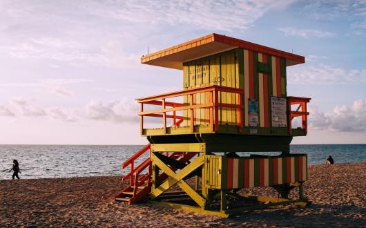 postazione di salvataggio su una spiaggia in florida (florida, stati uniti)