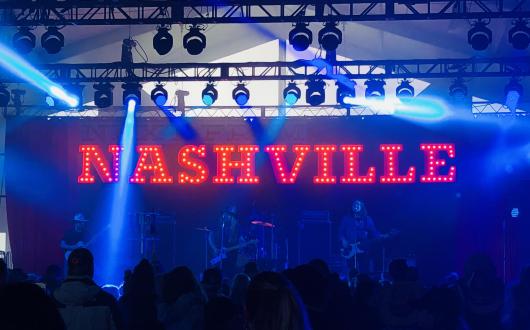 scritta nashville illuminata da luci su un palco (tennessee,stati uniti)