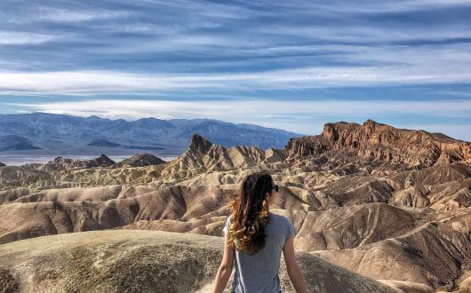 ragazza nel parco death valley (california, stati uniti)