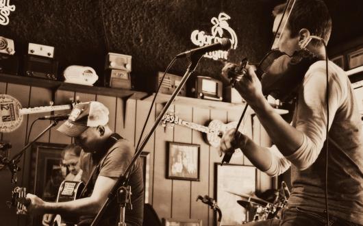 bar artisti suonano e cantano a nashville (tennessee, stati uniti)