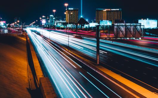 vista sul mandalay bay a  las vegas di notte (nevada, stati uniti)