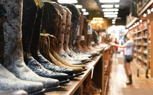 negozio di stivali stile cowboy a nashville (tennessee, stati uniti)