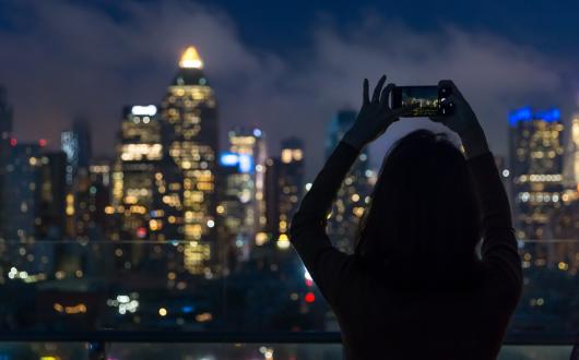 silhouette di una ragazza di fronte allo skyline di new york di notte (new york, stati uniti)