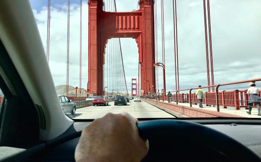 auto sul golden gate bridge di san francisco (california, stati uniti)
