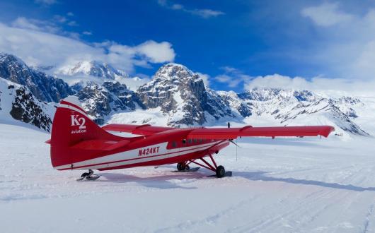 aeroplano in atterraggio su un ghiacciaio in alaska (alaska, stati uniti)