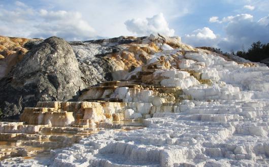 mammoth hot springs (wyoming, stati uniti)