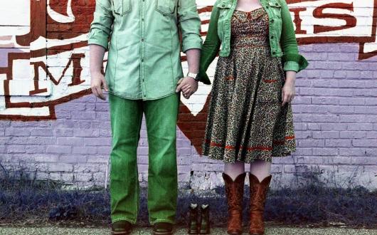 coppia che si tiene per mano di fronte ad una murale di memphis (tennessee, stati uniti)