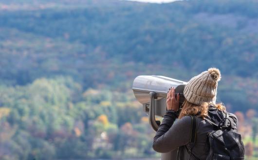 ragazza guarda il panorama usando un binocolo (wisconsin, stati uniti)