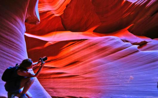 fotografo all'antelope canyon (arizona, stati uniti)