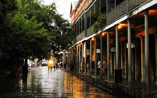 strada nel french quarter di new orleans sotto la pioggia (louisiana, stati uniti)