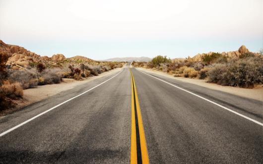 strada abbandonata nel deserto del joshua tree national park (california, stati uniti)