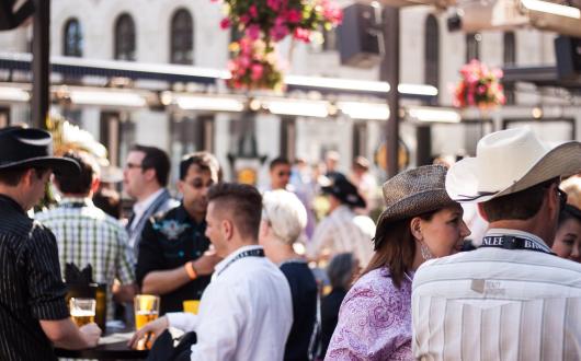 festa in un rooftop bar a nashville (tennessee, stati uniti)
