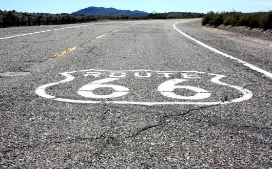 stemma della route 66 sull'asfalto (arizona, stati uniti)