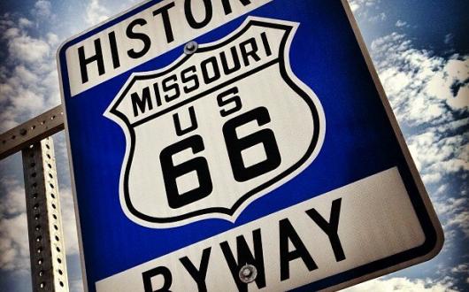 insegna della storica route 66 in missouri (missouri, stati uniti)