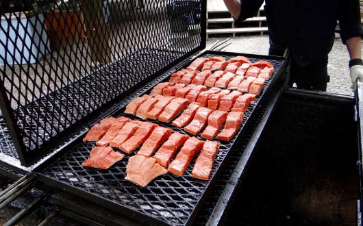 salmone in cottura sulla griglia (alaska, stati uniti)
