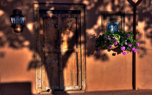 ombra di un alberto su casa in stile adobe a santa fe (new mexico, stati uniti)