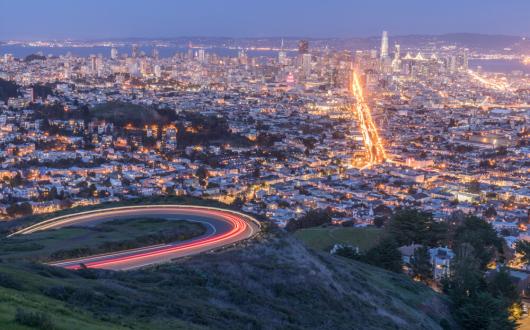 vista di san francisco by night dalla cima delle twin peaks (california, stati uniti)