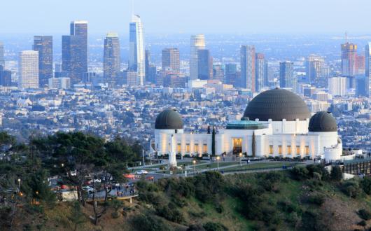 veduta del griffith park con lo skyline di los angeles sullo sfondo (california, stati uniti)
