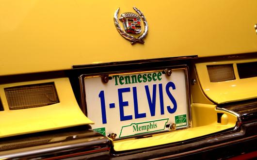 auto gialla di elvis presley a graceland (tennessee, stati uniti)