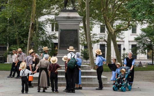 amish in abiti tradizionali (indiana, stati uniti)
