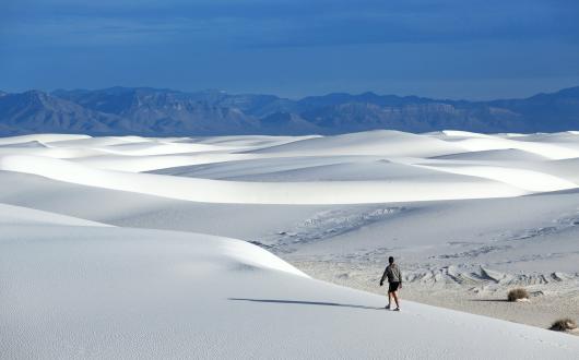 persona a passeggio sulle dune del white sands national monument (new mexico, stati uniti)