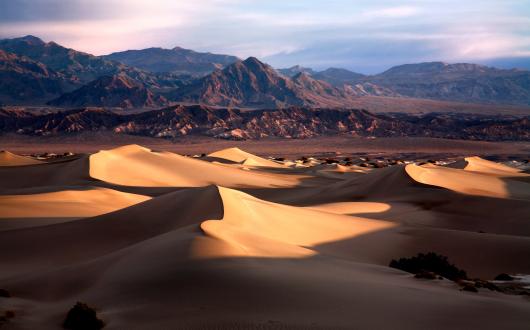 dune di sabbia al tramonto nella death valley (california, stati uniti)