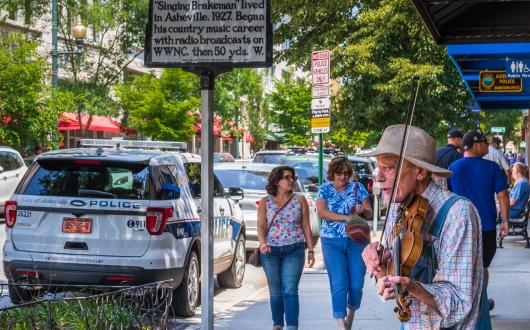 suonatore di violino lungo le strade di asheville (north carolina, stati uniti)