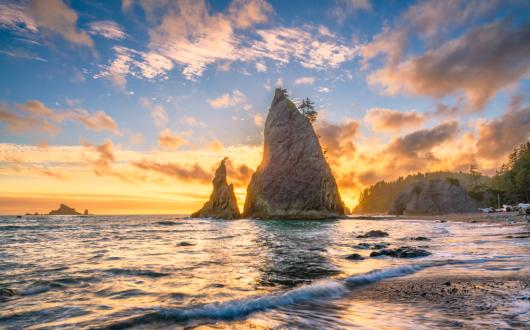faraglioni a rialto beach nell'olympic national park (washington, stati uniti)