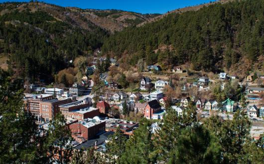 la cittadina di deadwood circondata dalle black hills (south dakota, stati uniti)