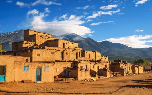 edifici storici del pueblo di taos (new mexico, stati uniti)
