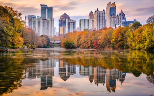 skyline di atlanta visto dal piedmont park durante il foliage (georgia, stati uniti)