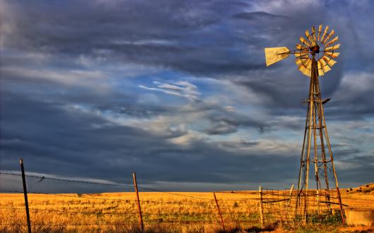 mulino a vento americano nel midwest (oklahoma, stati uniti)