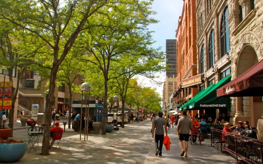viale alberato e negozi a denver (colorado, stati uniti)