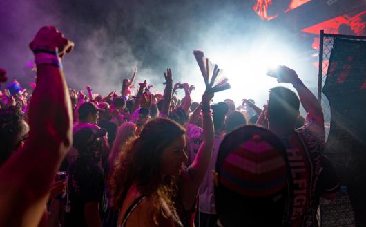 partecipanti ad un concerto dell'ultra festival di miami (florida, stati uniti)