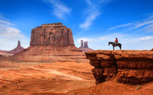 cavallo sulla rupe alla monument valley (arizona, stati uniti)