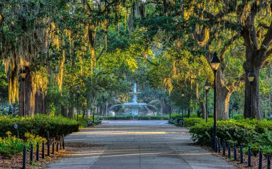viale e fontana del forsyth park a savannah (georgia, stati uniti)