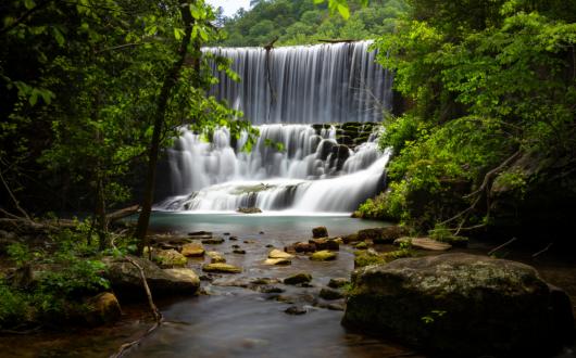 mirror lake waterfall nella blanchard springs recreation area (arkansas, stati uniti)