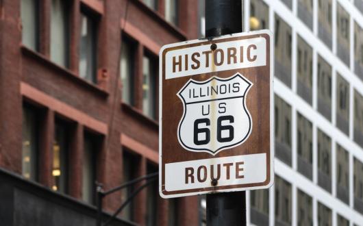 cartello della storica route 66 a chicago (illinois, stati uniti)